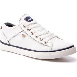Tenisówki WRANGLER - Starry Lace WL91540A White 051. Białe półbuty damskie Wrangler, na co dzień, bez wzorów, z gumy, bez obcasa, na płaskiej podeszwie, bez zapięcia. W wyprzedaży za 159,00 zł.