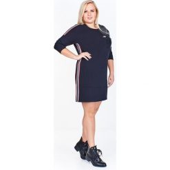 Sukienka o sportowym kroju z lampasem po bokach i na ramionach oraz a'la skórkową wstawką czarny. Czarne sukienki damskie N/A, plus size, bez wzorów, z poliesteru, sportowe, bez kołnierzyka, plus size, bez rękawów, sportowe. Za 150,99 zł.