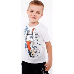T-shirt chłopięcy z aplikacją biały NDZ4463. Białe t-shirty chłopięce Fasardi, z aplikacjami, bez rękawów. Za 39,00 zł.