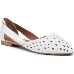Półbuty PIAZZA - 830225 Weiss 3. Białe półbuty damskie Piazza, na co dzień, bez wzorów, ze skóry, bez obcasa, na obcasie, bez zapięcia. Za 239,00 zł.