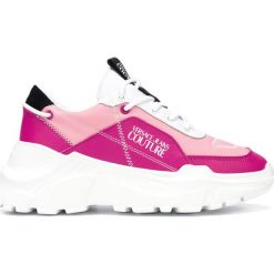 Versace Jeans Couture Tenisówki Różowy Biały. Różowe trampki i tenisówki damskie Versace Jeans Couture, bez wzorów, z jeansu, bez zapięcia. Za 817,95 zł.