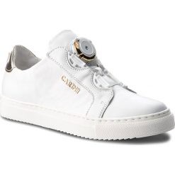 Sneakersy CARINII - B4396 G34-J16-000-B67. Białe półbuty damskie marki Carinii, na co dzień, bez wzorów, ze skóry, bez obcasa, bez zapięcia. W wyprzedaży za 239,00 zł.