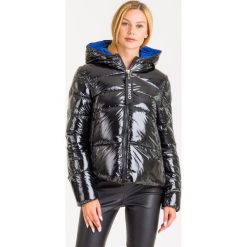 PIKOWANA KURTKA Pinko. Czarne kurtki damskie Pinko, z nadrukiem, z materiału. Za 1259,00 zł.