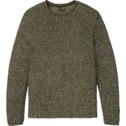 Sweter w strukturalny wzór bonprix ciemnooliwkowy. Zielone swetry męskie bonprix, s, bez wzorów, z okrągłym kołnierzem, bez kaptura. Za 109,99 zł.