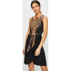 Desigual - Sukienka. Czarne sukienki damskie Desigual, na co dzień, s, bez wzorów, z poliesteru, casualowe, z okrągłym kołnierzem, bez rękawów, mini, proste. Za 449,90 zł.