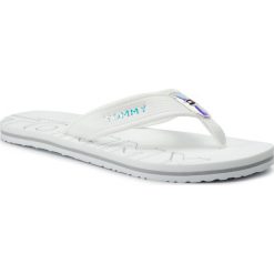 Japonki TOMMY HILFIGER - Iridescent Detail Beach Sandal FW0FW04236 Whisper White 121. Białe klapki damskie TOMMY HILFIGER, bez wzorów, ze skóry ekologicznej, bez obcasa. Za 159,00 zł.