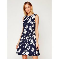 Sukienka koktajlowa DKNY DD9D2449. Niebieskie sukienki damskie DKNY, bez wzorów, z elastanu, wizytowe, bez kołnierzyka, bez rękawów. Za 639,00 zł.
