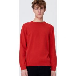 Gładki sweter z półokrągłym dekoltem - Czerwony. Czerwone swetry męskie Sinsay, s, bez wzorów, bez kołnierzyka, bez kaptura. Za 39,99 zł.
