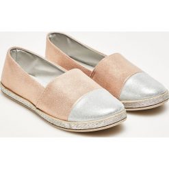 Espadryle z metalicznym połyskiem. Różowe espadryle damskie Moodo, bez wzorów, bez obcasa. Za 34,99 zł.