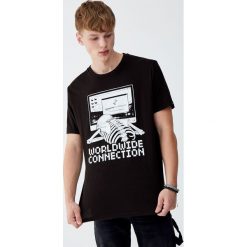 Koszulka ze szkieletem i komputerem. Czarne koszulki męskie Pull&Bear, m, bez wzorów, bez kołnierzyka, z krótkim rękawem, krótkie. Za 39,90 zł.