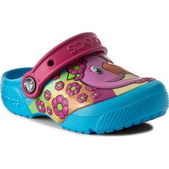Klapki CROCS - Crocsfunlab Clog 204119 Flamingo/Electric Blue. Niebieskie sandały dziewczęce Crocs, z tworzywa sztucznego, bez zapięcia. W wyprzedaży za 79,00 zł.