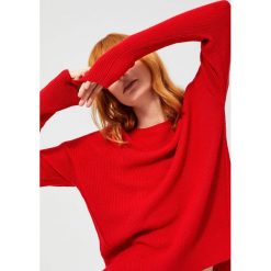 Sweter typu oversize z przeszyciami. Czerwone swetry damskie Moodo, l, bez wzorów, z długim rękawem, długie, bez kaptura. Za 39,99 zł.