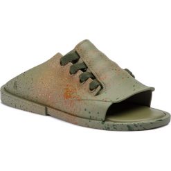 Klapki MELISSA - Ulitsa Splash Ad 32605 Green/Brown 51778. Zielone klapki damskie Melissa, bez wzorów, z tworzywa sztucznego, bez obcasa. W wyprzedaży za 199,00 zł.