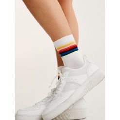 Skarpetki z tęczowymi paskami. Białe skarpetki damskie Pull&Bear, w paski. Za 15,90 zł.