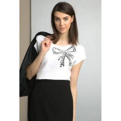 Bluzka z kokardą. Bluzki damskie Monnari, z aplikacjami, z bawełny, bez kołnierzyka, z krótkim rękawem. Za 49,95 zł.