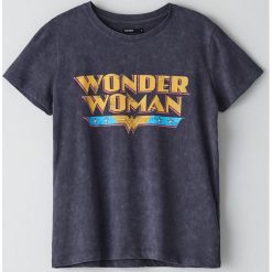 Koszulka Wonder Woman - Szary. Szare koszulki damskie Cropp, s, bez wzorów, bez kołnierzyka, bez rękawów. Za 49,99 zł.