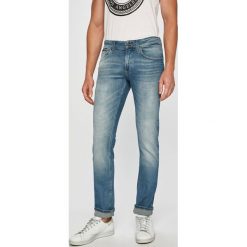 Tommy Jeans - Jeansy Scanton. Niebieskie jeansy męskie Tommy Jeans, bez wzorów, z obniżonym stanem. W wyprzedaży za 339,90 zł.