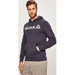 Reebok - Bluza. Niebieskie bluzy męskie Reebok, m, z nadrukiem, z elastanu, z kapturem. W wyprzedaży za 149,90 zł.