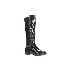 Kozaki Casu Czarne kozaki oficerki lakierowane z klamrą W-93. Czarne buty zimowe damskie Casu, z lakierowanej skóry. Za 59,99 zł.