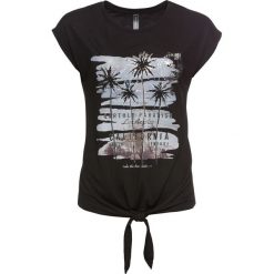 T-shirt z przewiązaniem bonprix czarny. Czarne koszulki damskie marki bonprix, z nadrukiem, bez kołnierzyka, bez rękawów. Za 54,99 zł.