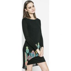 Desigual - Sukienka. Czarne sukienki damskie Desigual, na co dzień, m, bez wzorów, z elastanu, casualowe, z okrągłym kołnierzem, z długim rękawem, długie, mini, proste. W wyprzedaży za 249,90 zł.