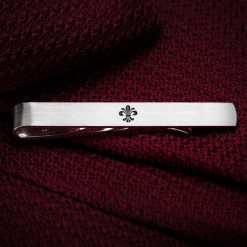 Srebrna spinka do krawata FLEUR DE LIS. Szare spinki do krawatów męskie Pakamera, srebrne. Za 239,00 zł.