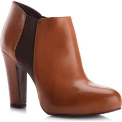 Buty damskie. Pomarańczowe botki damskie Wittchen, ze skóry, klasyczne, na wysokim obcasie, bez zapięcia. W wyprzedaży za 299,90 zł.