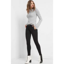 Spodnie skinny z koralikami. Czarne rurki damskie marki Orsay, z bawełny. Za 119,99 zł.