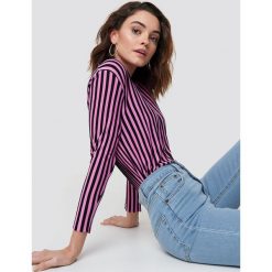 NA-KD Top z dzianiny w paski - Pink,Multicolor. Różowe topy damskie NA-KD, w paski, z dzianiny, bez kołnierzyka. W wyprzedaży za 40,47 zł.