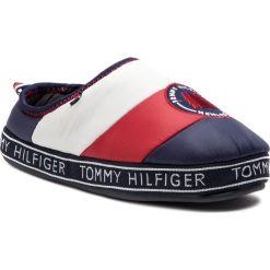 Kapcie TOMMY HILFIGER - Mountain Patch Downslipper FM0FM02005 Rwb 020. Niebieskie klapki męskie TOMMY HILFIGER, bez wzorów, z tworzywa sztucznego. W wyprzedaży za 159,00 zł.