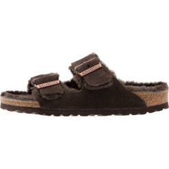 Birkenstock ARIZONA Kapcie mocca. Brązowe kapcie męskie marki Birkenstock, z futra. W wyprzedaży za 356,85 zł.
