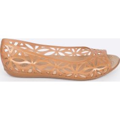 Crocs - Baleriny. Żółte baleriny damskie Crocs, bez wzorów, z materiału, bez obcasa. W wyprzedaży za 159,90 zł.