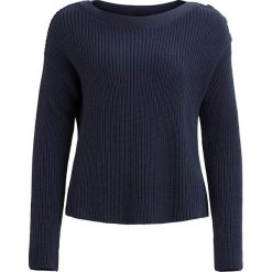 Sweter "Jonsey" w kolorze granatowym. Niebieskie swetry klasyczne damskie Object, xs, ze splotem, z dekoltem w łódkę. W wyprzedaży za 65,95 zł.