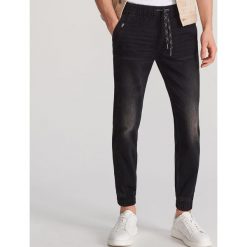 Spodnie jeansowe jogger - Czarny. Czarne spodnie męskie Reserved, m, bez wzorów, z jeansu. Za 129,99 zł.
