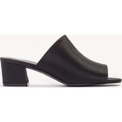 Klapki damskie: NA-KD Shoes Satynowe klapki na niskim obcasie – Black