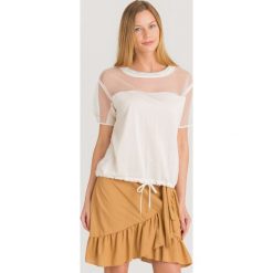 T-SHIRT Patrizia Pepe. Białe t-shirty damskie Patrizia Pepe, s, w paski, z tkaniny, z okrągłym kołnierzem. Za 395,00 zł.