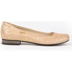Wężowe baleriny na obcasie - skóra naturalna - model 008 - kolor złoty wąż. Żółte baleriny damskie Zapato, bez wzorów, ze skóry, eleganckie, na niskim obcasie, na obcasie. W wyprzedaży za 209,30 zł.