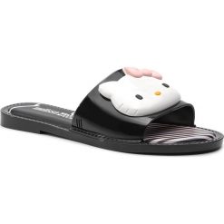 Klapki MELISSA - Slipper+Hello Kitty 32616 Black/White 51492. Czarne klapki damskie Melissa, z aplikacjami, z tworzywa sztucznego, bez obcasa. W wyprzedaży za 279,00 zł.