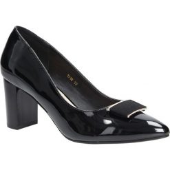 Czarne czółenka lakierowane z ozdobą Sergio Leone 1518. Czarne czółenka peep toe marki Sergio Leone, z lakierowanej skóry. Za 69,99 zł.
