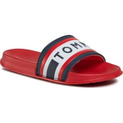Klapki TOMMY HILFIGER - Maxi Lettering Print Pool Slide T3B0-30757-0904 S Red/Blue/White Y809. Czerwone sandały chłopięce TOMMY HILFIGER, ze skóry ekologicznej, bez zapięcia. W wyprzedaży za 119,00 zł.