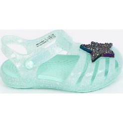 Crocs - Sandały dziecięce. Zielone sandały dziewczęce Crocs, z materiału, bez zapięcia. Za 149,90 zł.