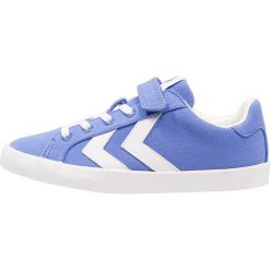 Hummel DEUCE COURT Tenisówki i Trampki amparo blue. Niebieskie trampki męskie Hummel, z tworzywa sztucznego. Za 189,00 zł.