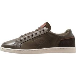 Redskins OSTANO Sneakersy niskie kaki. Brązowe sneakersy męskie marki Redskins, bez wzorów, ze skóry, bez zapięcia. Za 439,00 zł.