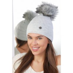 Czapka SIENA LIGHT GREY. Szare szaliki damskie . W wyprzedaży za 29,00 zł.