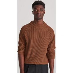 Sweter ze stójką - Brązowy. Pomarańczowe swetry męskie Reserved, s, bez wzorów, ze stójką, bez kaptura. Za 119,99 zł.
