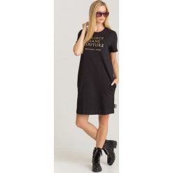 SUKIENKA VERSACE JEANS COUTURE. Czarne sukienki damskie Versace Jeans Couture, na co dzień, s, z aplikacjami, z bawełny, z okrągłym kołnierzem, bez rękawów, proste. Za 499,95 zł.
