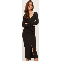Answear - Sukienka. Czarne sukienki damskie ANSWEAR, s, w paski, z elastanu, bez kołnierzyka, bez rękawów, midi, dopasowane. W wyprzedaży za 79,90 zł.