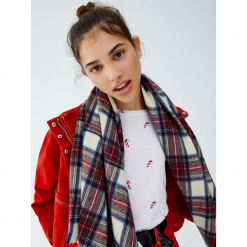 Koszulka ze świątecznym nadrukiem. Białe t-shirty damskie Pull&Bear, z nadrukiem. Za 29,90 zł.