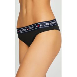 Tommy Hilfiger - Stringi. Czarne stringi damskie marki TOMMY HILFIGER, m, z elastanu. Za 79,90 zł.