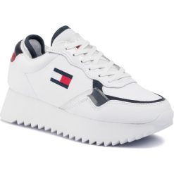 Sneakersy Tommy Jeans High Cleated Tommy Jeans Sneaker EN0EN00720. Białe półbuty damskie Tommy Jeans, bez wzorów, z jeansu, bez obcasa, bez zapięcia. W wyprzedaży za 339,00 zł.